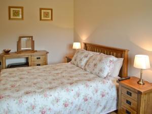 a bedroom with a bed and a dresser with a mirror at The Mill - Om3 in Mydroilin