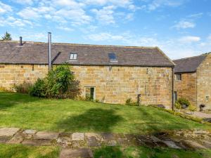a large brick building with a grass yard at Coltus Lands in Castleton +6 photos