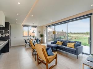 a living room with a couch and a table at Buttercup Lodge - Uk36655 in Boothby Pagnell