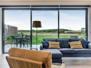 a living room with a couch and a table at Buttercup Lodge - Uk36655 in Boothby Pagnell