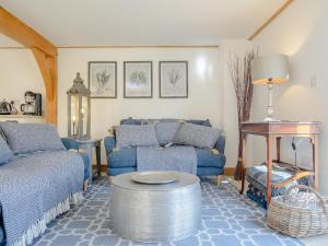 a living room with a couch and a table at Hare's Furrow - Uk12607 in Burton Overy