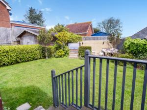 a view of a yard with a fence at Sandstones in Niton +41 photos