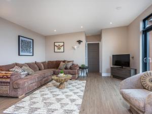 a living room with a couch and a television at The Granary - Uk48622 in Buchlyvie