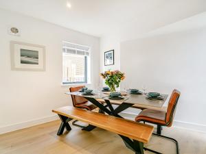 a dining room with a table and chairs at Puckoo's Nest in Newquay