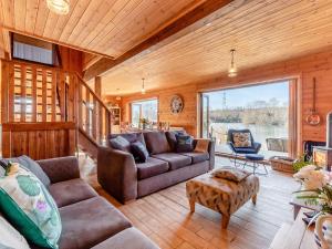 a living room with a couch and a table at Malibu Lakehouse in Pentney