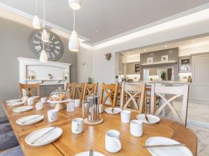 a dining room and kitchen with a table and chairs at No3 On The Severn in Bridgnorth