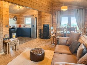 a living room with a couch and a kitchen at Coo Lodge - Uk48430 in Falkirk +16 photos
