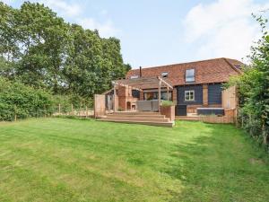 an image of a house with a yard at Lucky's Stable - Uk34101 in Chichester +27 photos