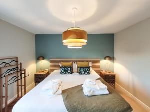 a bedroom with a large white bed and a blue wall at The Birches - Ukc4619 in Dunholme
