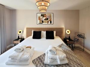 a bedroom with a large white bed with two towels at The Birches - Ukc4619 in Dunholme