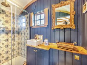 a bathroom with a sink and a mirror at Flossys Hut - Uk43675 in Haworth