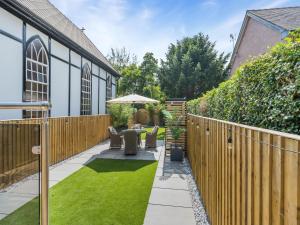 a garden with a wooden fence and grass at Aqueduct Hideaway in Llangollen