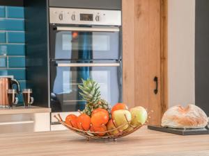 a bowl of fruit on a counter in a kitchen at The Pendre Longbarn in Pentre-briwnant +34 photos