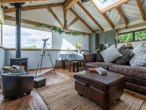 a living room with a couch and a table at Meadow Hide - Uk36773 in Chichester
