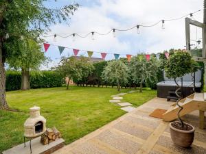 a garden with a bird feeder and flags at Under Willows - Uk12608 in Burton Overy
