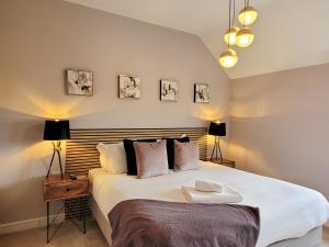 a bedroom with a large bed and two lamps at The Elms - Ukc4613 in Dunholme