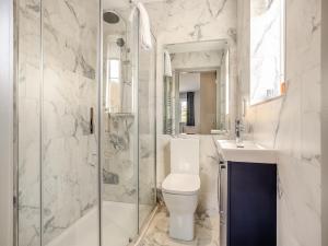 a bathroom with a toilet and a shower and a sink at The Pastures - Uk41853 in Maltby le Marsh