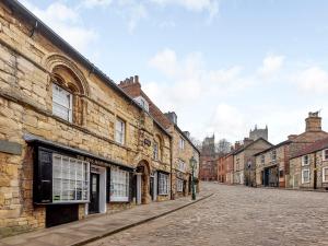 a cobblestone street in an old town with buildings at Strugglers Retreat - Uk32878 in Lincoln +10 photos
