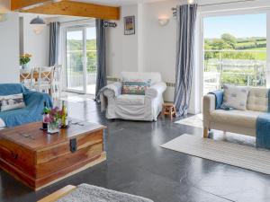 a living room with couches and a coffee table at Roskear in Crackington Haven