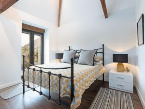 a bedroom with a bed and a window at Bimblebox Stable in Reepham +6 photos