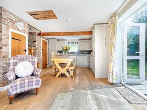 a kitchen and living room with a table and chairs at The Rose- Uk47155 in Burgh le Marsh