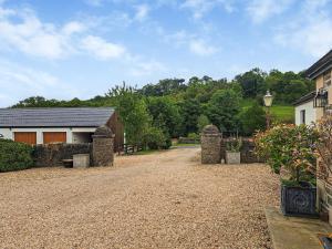 a gravel driveway in front of a house at The Old Stables in Glasgow +15 photos