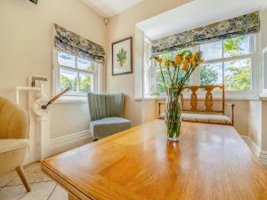a vase of flowers on a wooden table in a room at The Farmhouse- Uk47148 in Burgh le Marsh