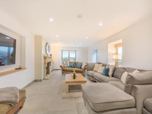a living room with a couch and a table at Whiteoak Cottage in Rawdon