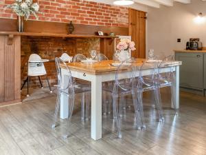 a dining room with a white table and chairs at Smallbrook Cottage - Uk50922 in Salisbury
