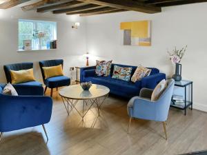 a living room with a blue couch and chairs at Smallbrook Cottage - Uk50922 in Salisbury