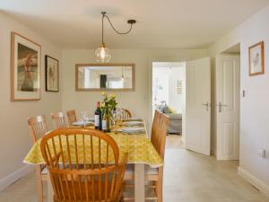 a dining room with a table and chairs at Brittain House in Richmond