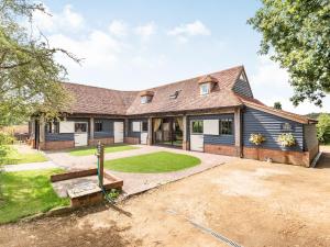 an exterior view of a house with a driveway at Silhouette's Stable - Uk34102 in Chichester