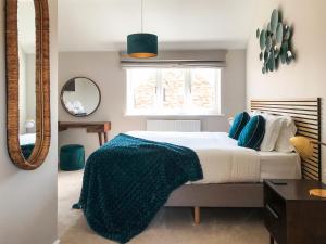 a bedroom with a bed with a green blanket on it at The Hazels - Ukc4614 in Dunholme