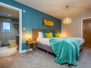 a bedroom with a large bed and a bathroom at The Hazels - Ukc4614 in Dunholme