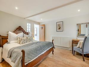 a bedroom with a bed and a desk and a chair at The Cartlodge - Ukc1039 in Hickling