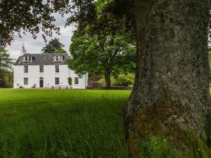 a white house with a tree in front of it at Cray House - Ukc4632 in Glenshee