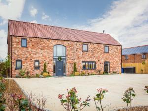 an image of a brick house with a driveway at The Pines - Ukc4615 in Dunholme
