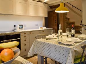 a kitchen with a table with glasses of wine at Prospect Cottage in Kettlewell +8 photos
