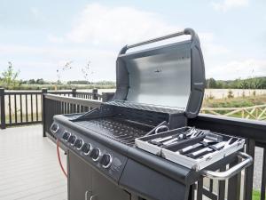 a grill with a laptop sitting on top of it at Trincomalee Lodge - Ukc4057 in Nunthorpe