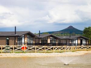 a house on the river with a mountain in the background at Trincomalee Lodge - Ukc4057 in Nunthorpe