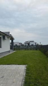 a grassy yard with houses in the background at Casa Focșani in Cîmpineanca