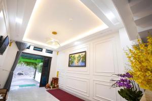 a hallway with white walls and a ceiling at Nhà Nghỉ Thuận Phát in Làng Chang