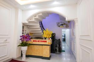 an archway in a building with flowers on a counter at Nhà Nghỉ Thuận Phát in Làng Chang
