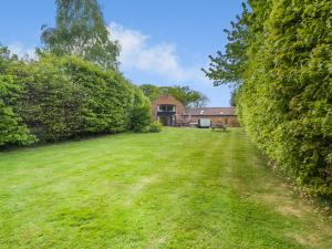 a large yard with a house in the background at Willow Barn - Czb in Neatishead
