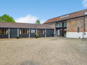 a house with a gravel driveway in front of it at Willow Barn - Czb in Neatishead