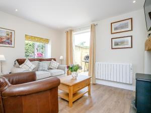 a living room with a couch and a table at Wits End Cottage in Martin