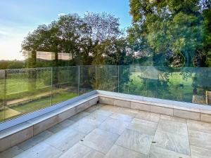 an empty balcony with a view of a garden at Quabbs Head Cottage in Mathon