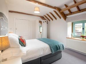 a bedroom with a bed and a window at Fort View - Uk32692 in Horton