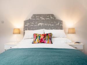 a bedroom with a large bed with a colorful pillow at Fort View - Uk32692 in Horton