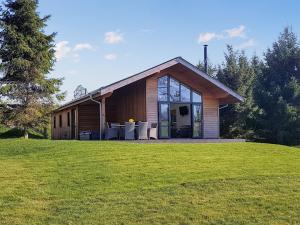 a small house with a grassy field in front of it at Melbury Lodge - Uk31009 in Ansty